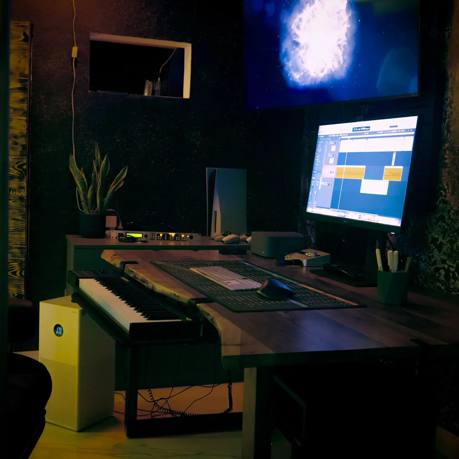 La regia di ALTER Studio con monitor, tastiera MIDI e il vetro sulla sala di ripresa